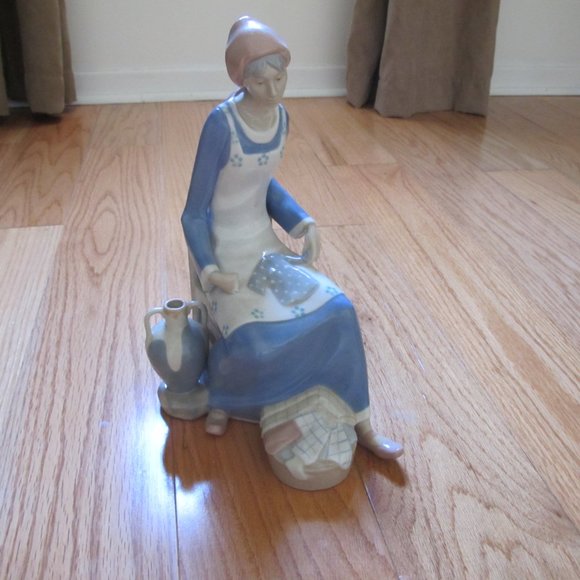 Lladro Rex Valencia Figurine "Woman With Child's Clothing" - Picture 5 of 5